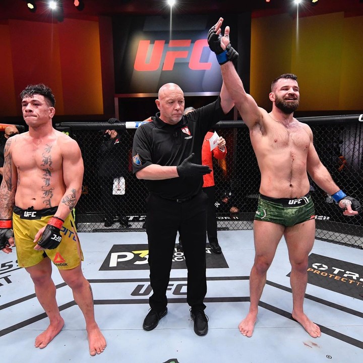 UFC zápasník po vyhratom zápase pozval na rande známu speváčku
